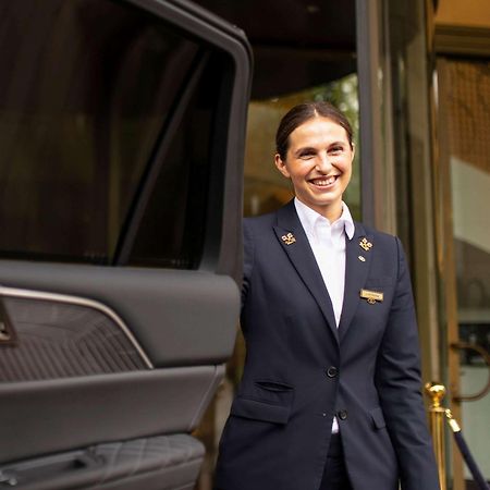Sofitel Frankfurt Opera Hotel Frankfurt am Main Eksteriør billede A chauffeur at the airport