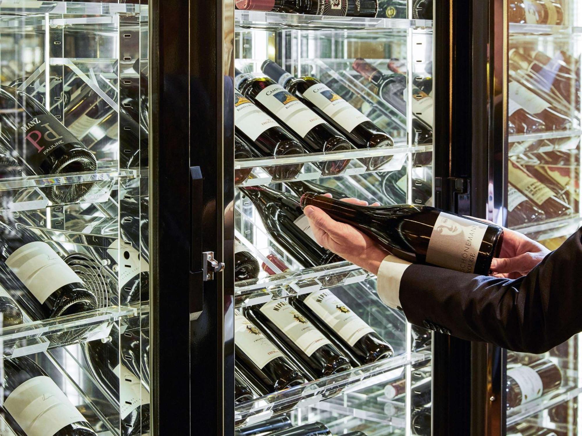 Sofitel Frankfurt Opera Hotel Frankfurt am Main Eksteriør billede Wine storage