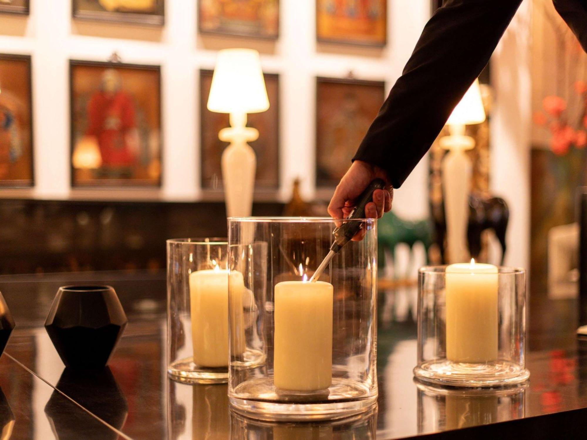 Sofitel Frankfurt Opera Hotel Frankfurt am Main Eksteriør billede A candle being lit