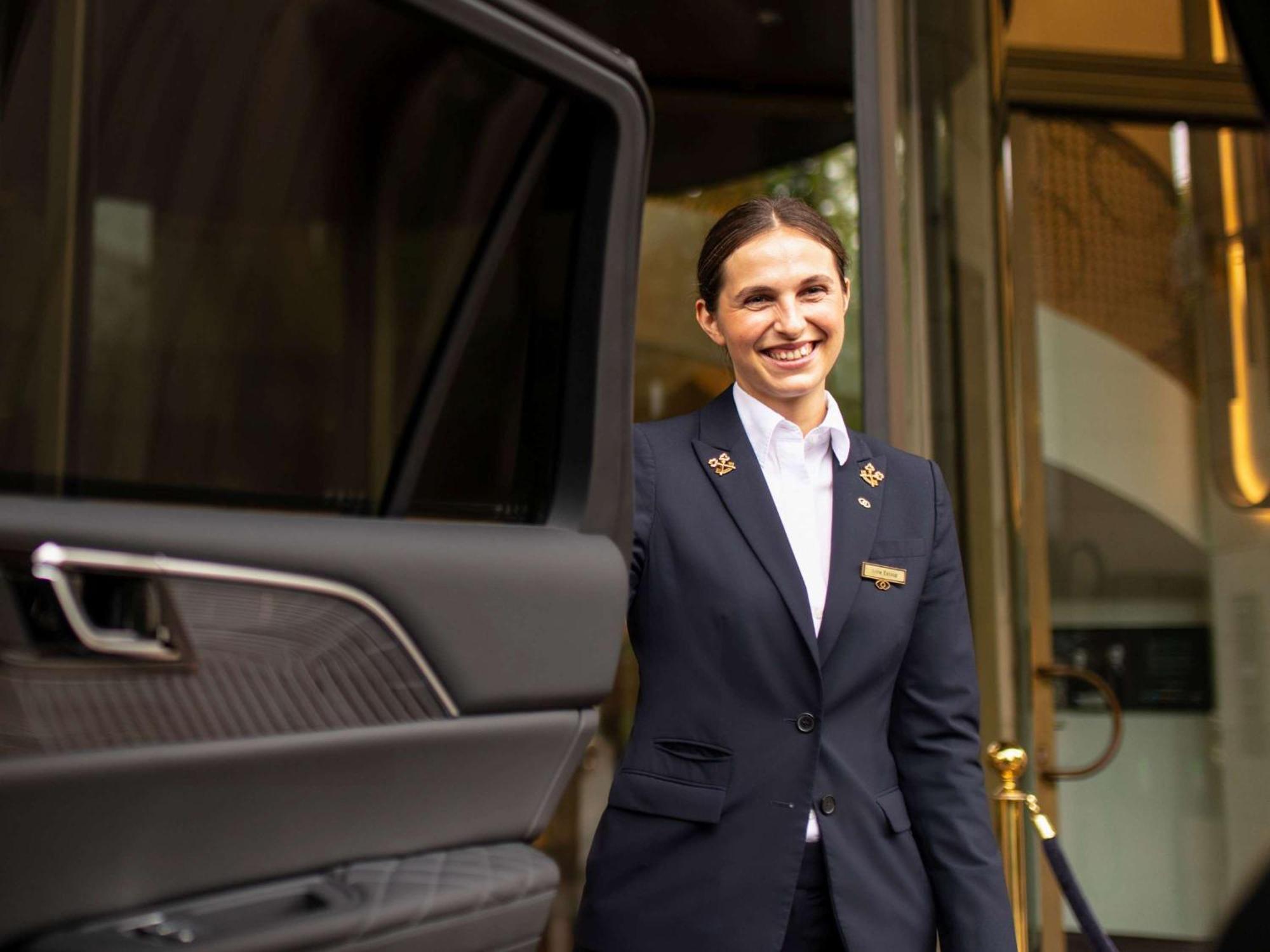 Sofitel Frankfurt Opera Hotel Frankfurt am Main Eksteriør billede A chauffeur at the airport