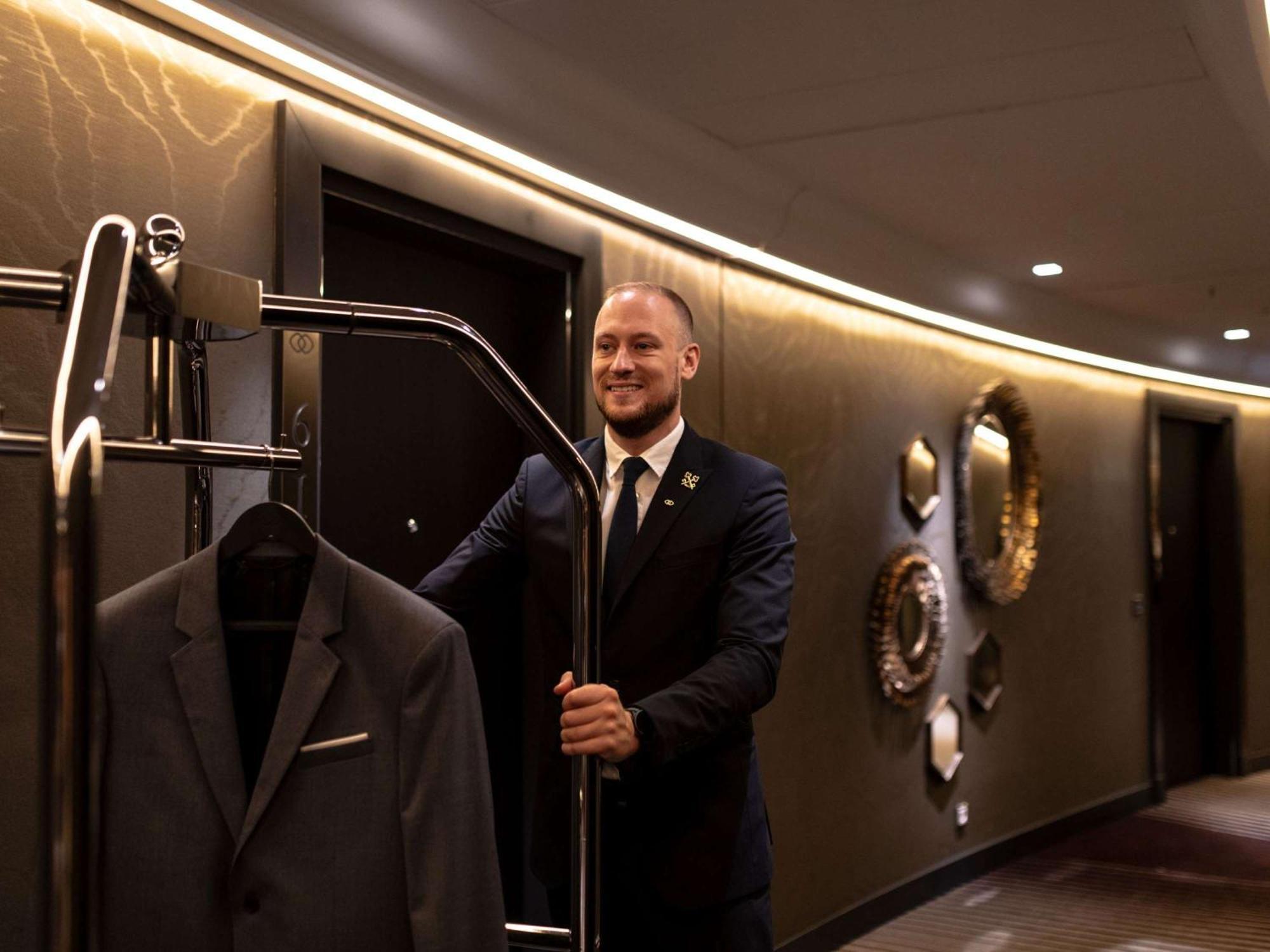 Sofitel Frankfurt Opera Hotel Frankfurt am Main Eksteriør billede A bellboy at the Mandarin Oriental, Munich