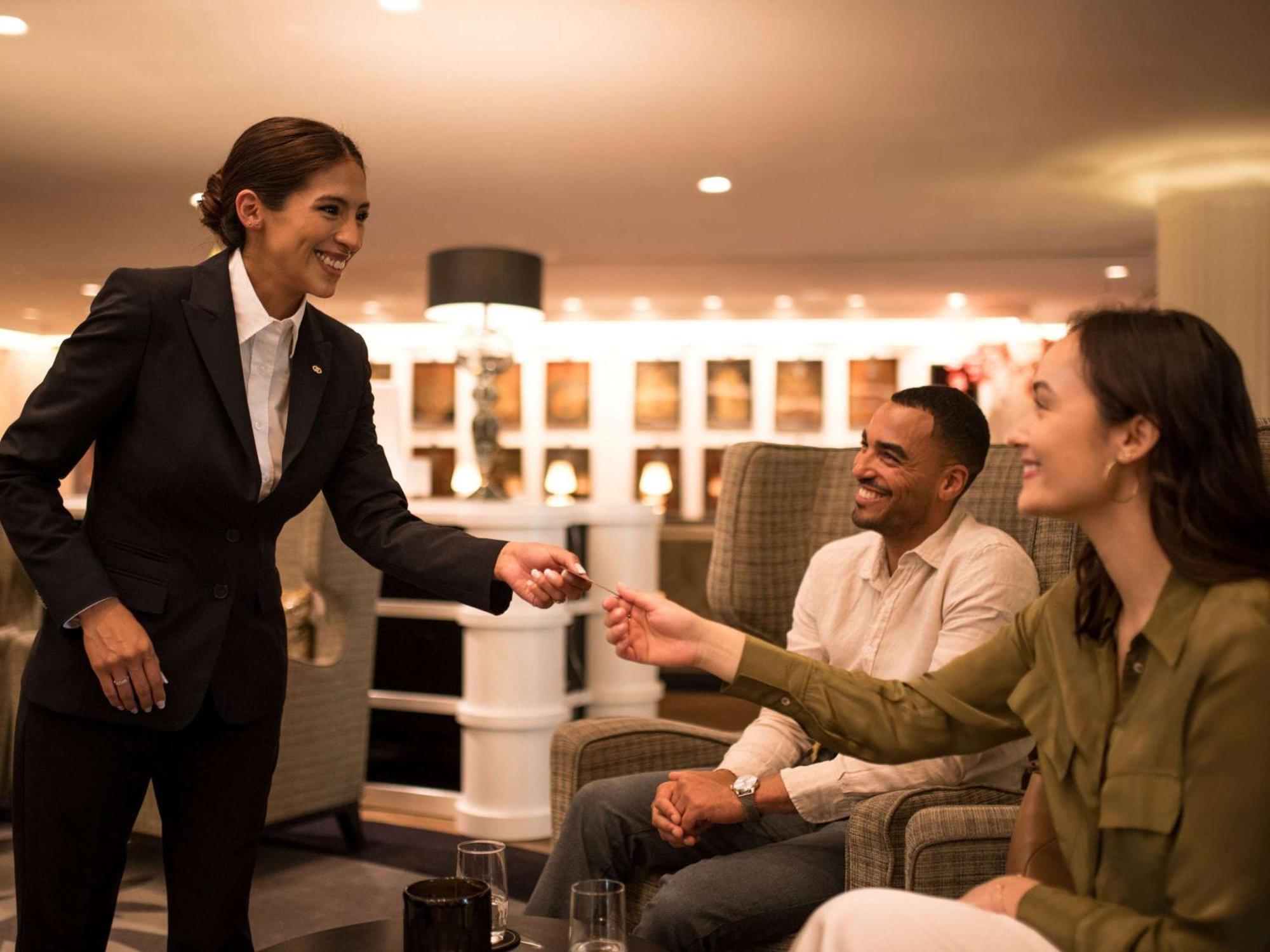 Sofitel Frankfurt Opera Hotel Frankfurt am Main Eksteriør billede A hotel manager greeting guests