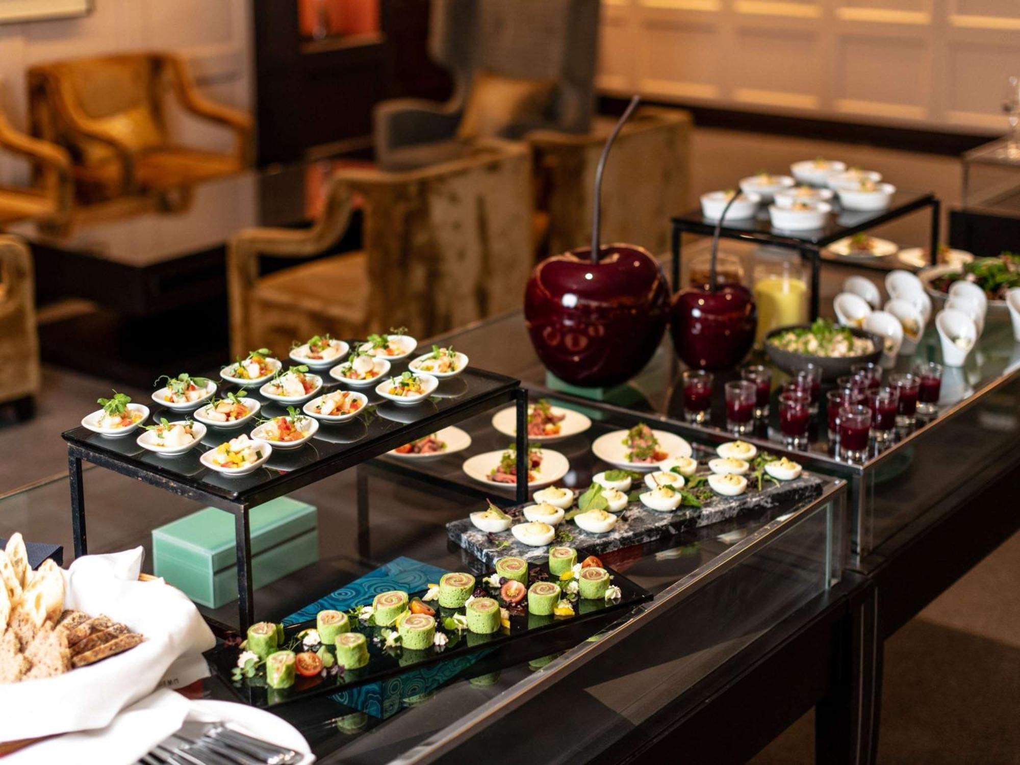 Sofitel Frankfurt Opera Hotel Frankfurt am Main Eksteriør billede A buffet at a hotel