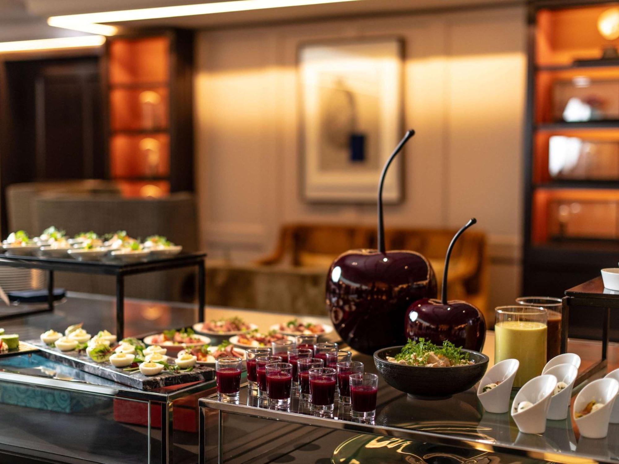 Sofitel Frankfurt Opera Hotel Frankfurt am Main Eksteriør billede A buffet at a hotel