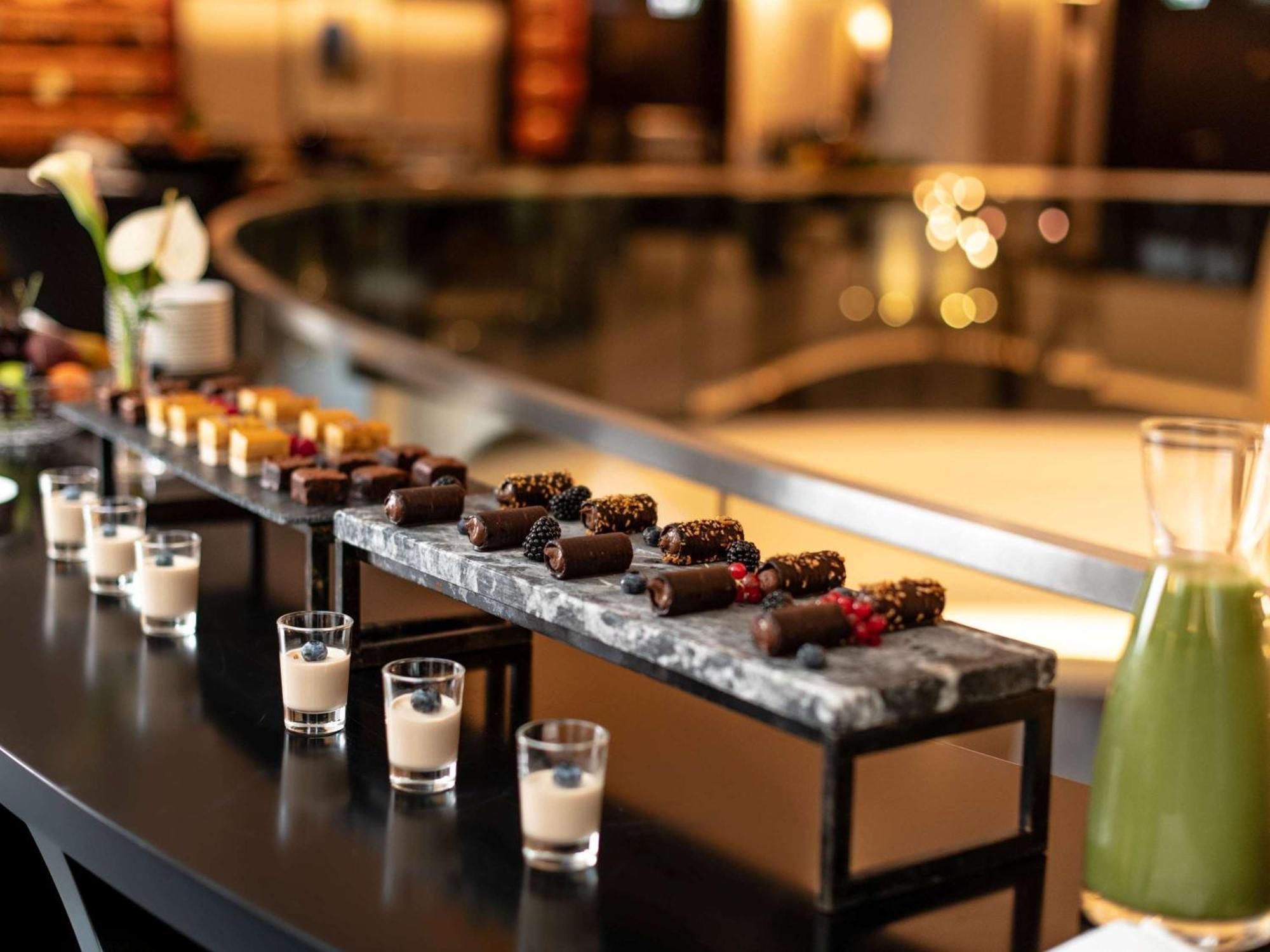 Sofitel Frankfurt Opera Hotel Frankfurt am Main Eksteriør billede A selection of chocolate and other desserts