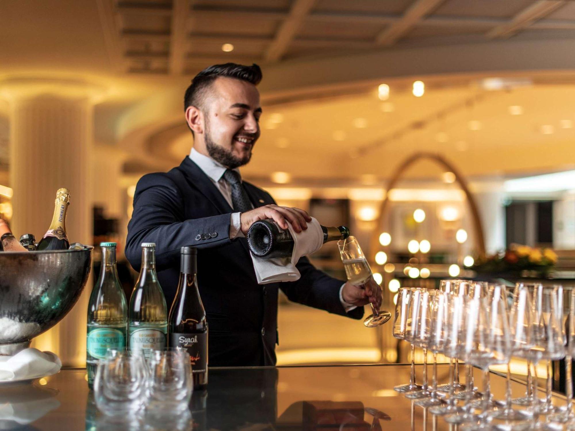 Sofitel Frankfurt Opera Hotel Frankfurt am Main Eksteriør billede A sommelier at work