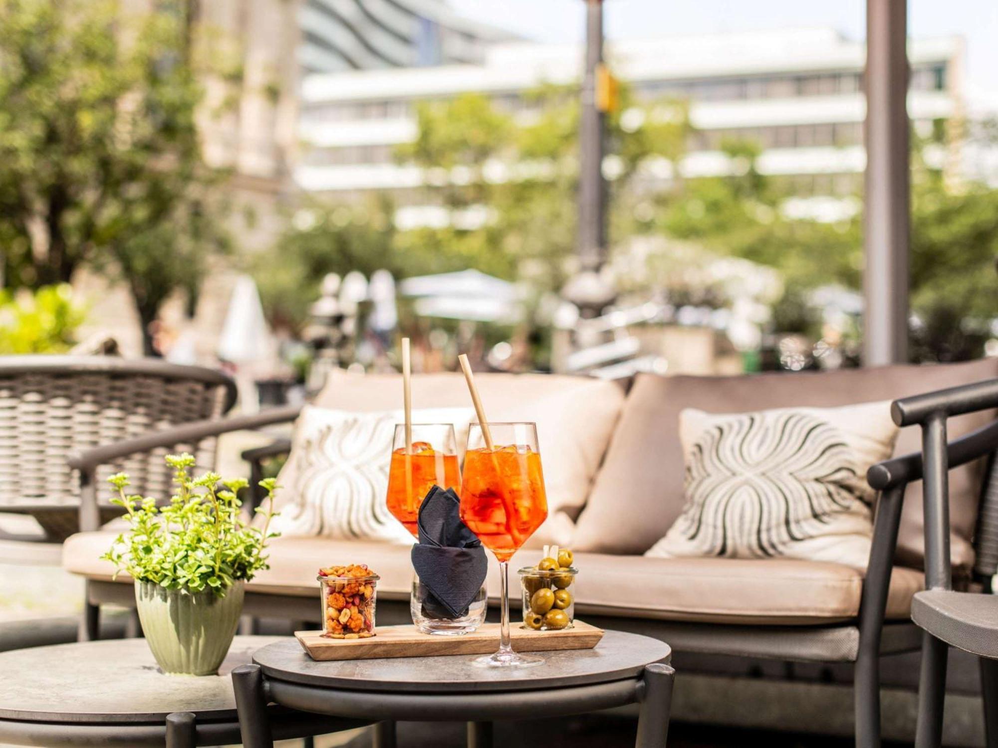 Sofitel Frankfurt Opera Hotel Frankfurt am Main Eksteriør billede The Terrace at the Hotel