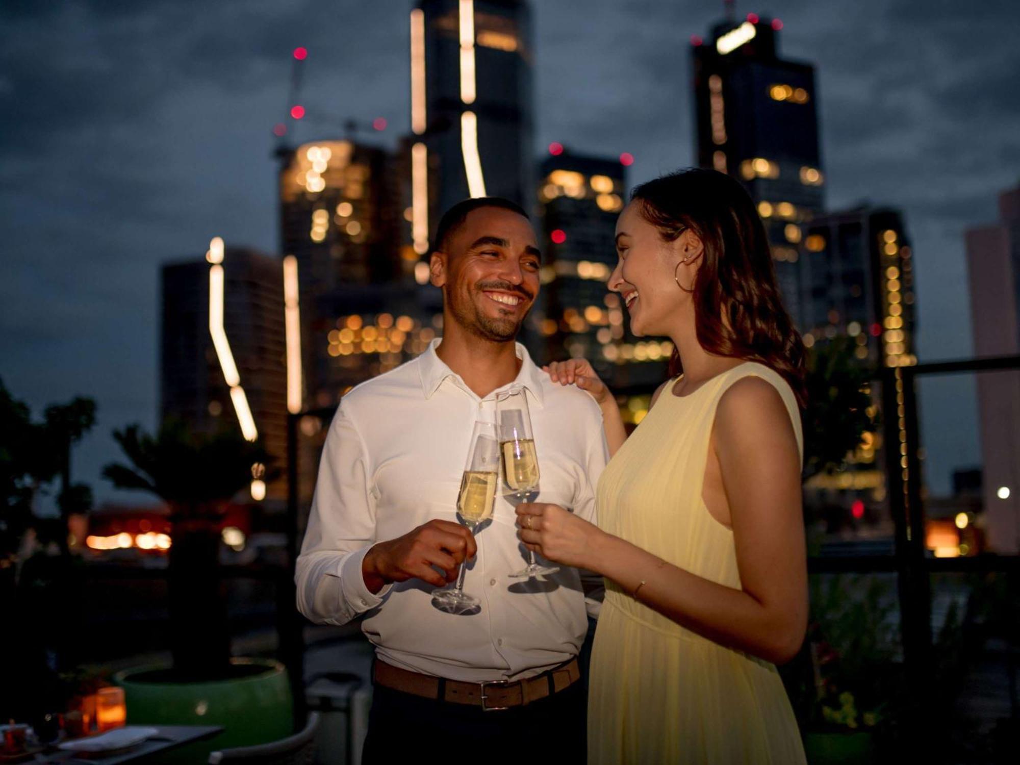 Sofitel Frankfurt Opera Hotel Frankfurt am Main Eksteriør billede A couple drinking champagne