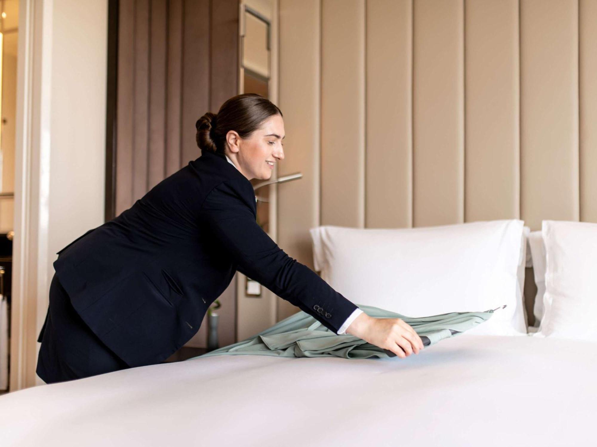 Sofitel Frankfurt Opera Hotel Frankfurt am Main Eksteriør billede A chambermaid making a bed