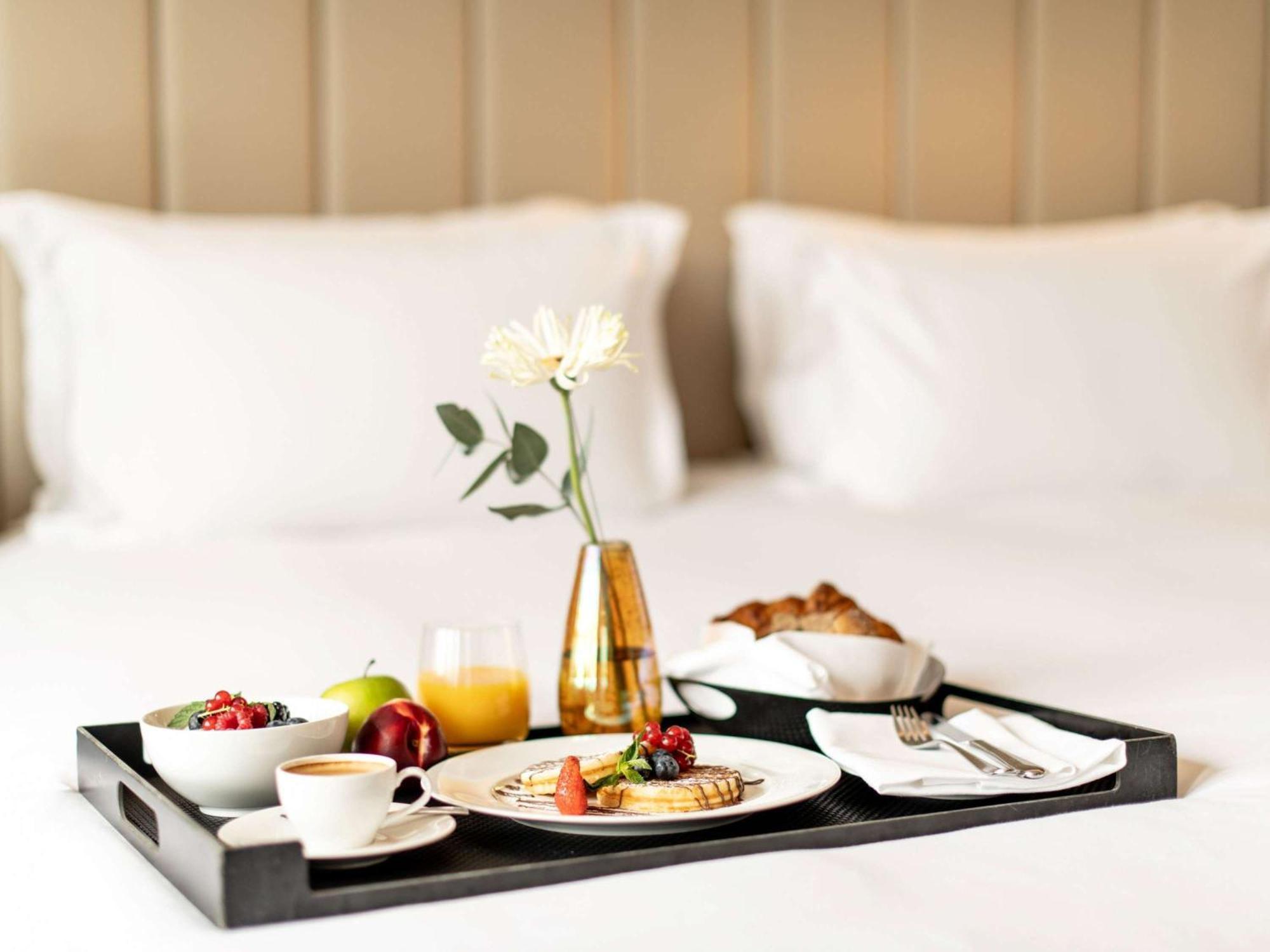Sofitel Frankfurt Opera Hotel Frankfurt am Main Eksteriør billede Room service