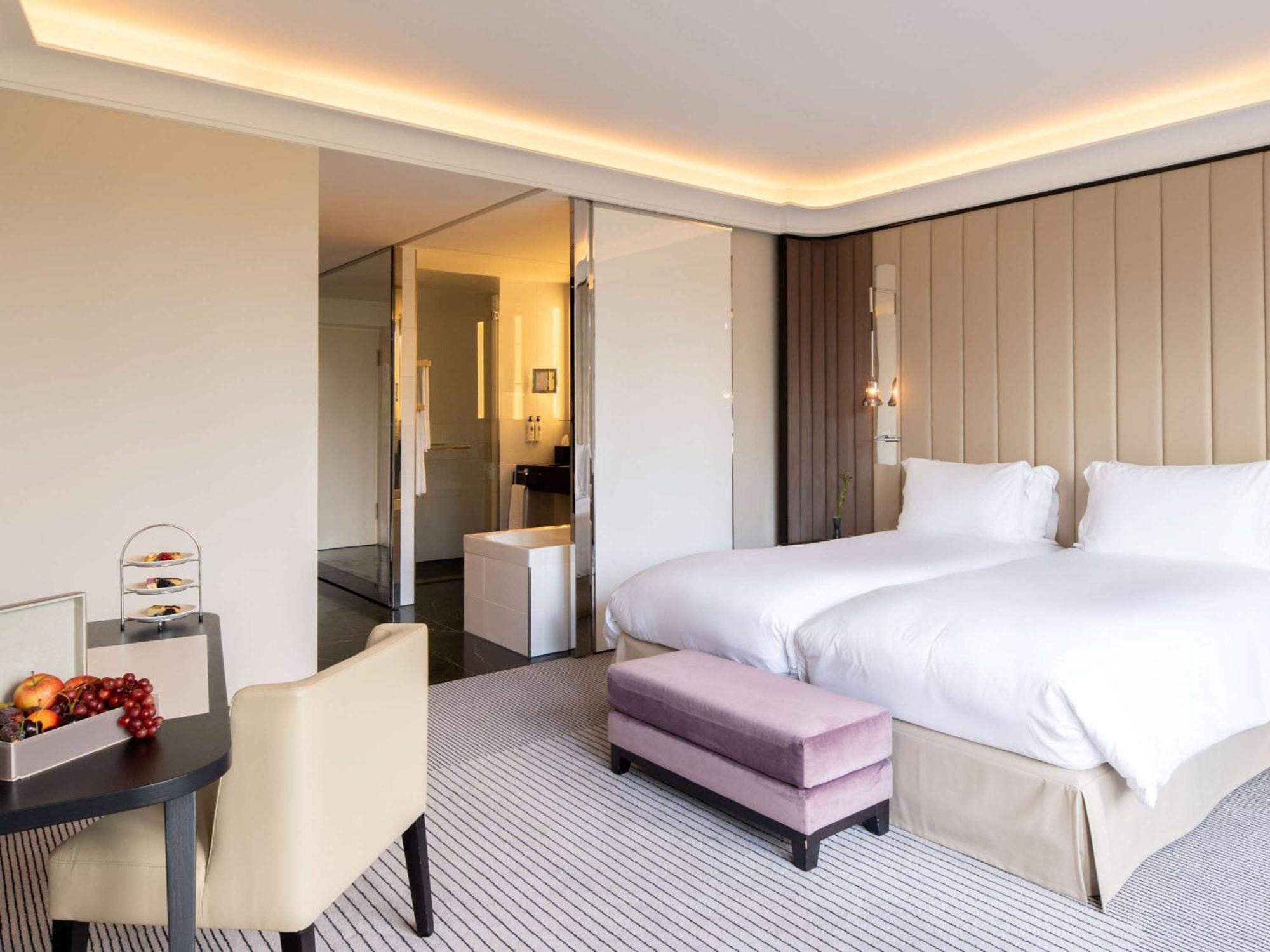 Sofitel Frankfurt Opera Hotel Frankfurt am Main Eksteriør billede A room at the hotel