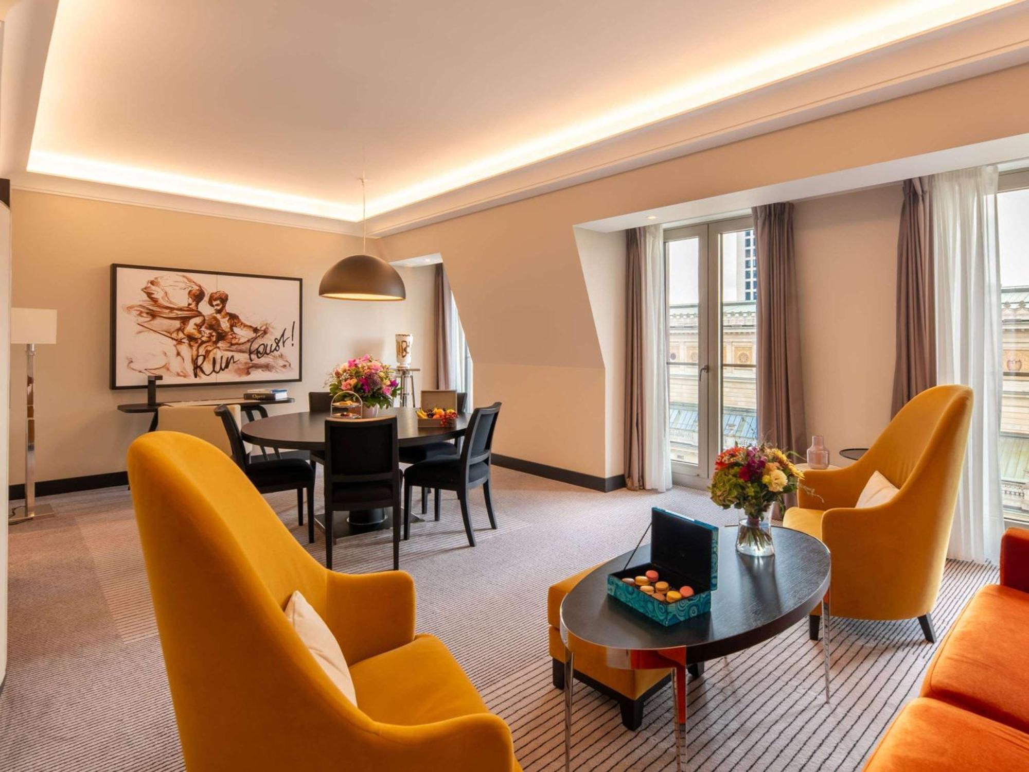 Sofitel Frankfurt Opera Hotel Frankfurt am Main Eksteriør billede The Savoy's renovated rooms